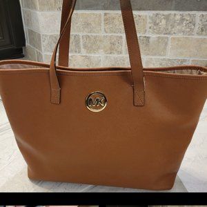 Michael Kors Jet Set Travel Purse